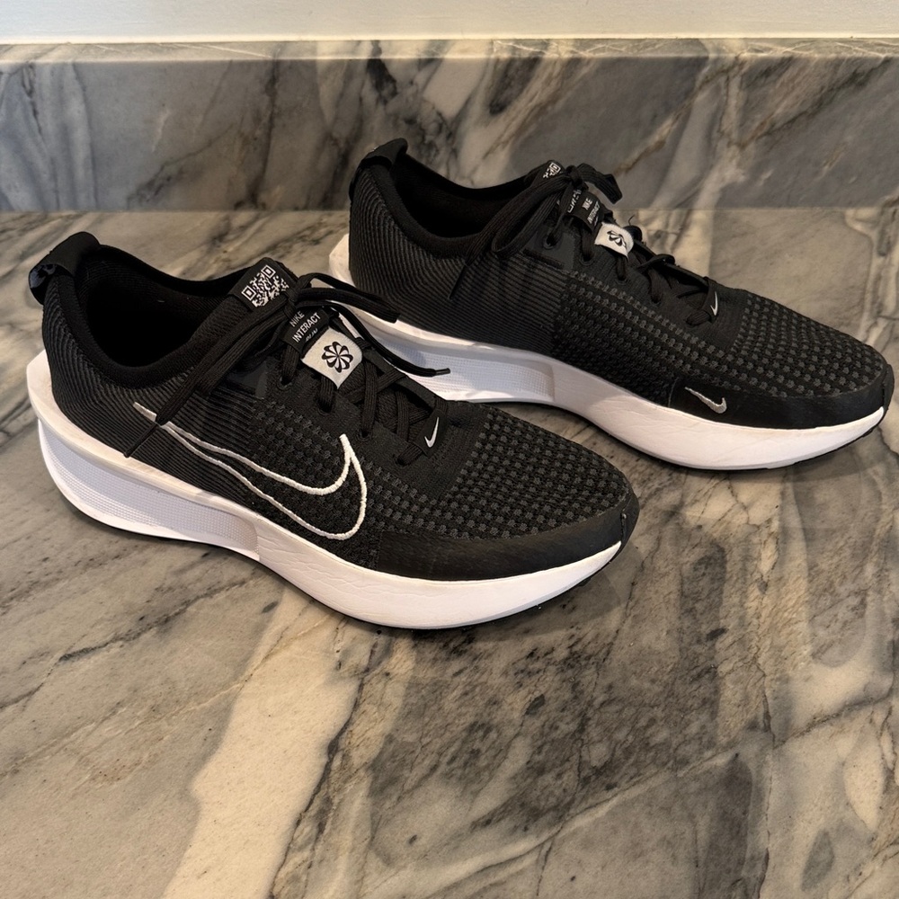 Men’s Nike Black and White Running Shoes 10.5 - Picture 3 of 7